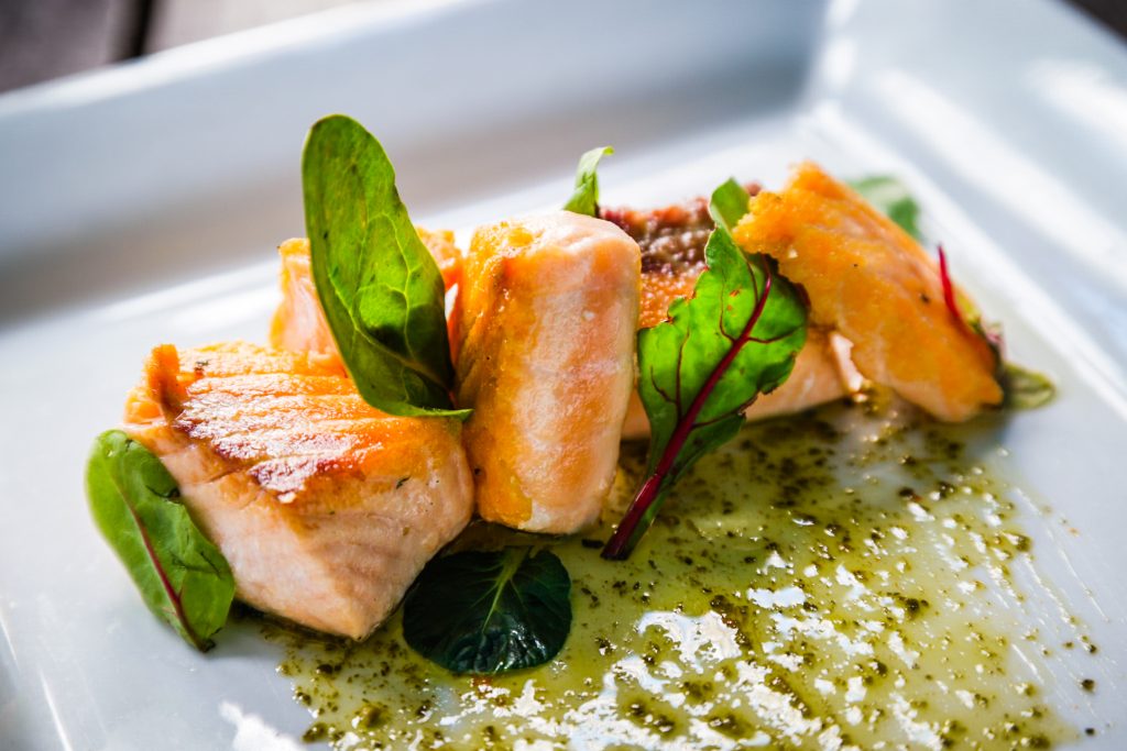 Plate of salmon and arugula - LTE
